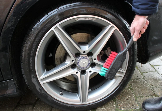 vikan-vehicle-brush-with-long-handle-522252-4_big.jpg